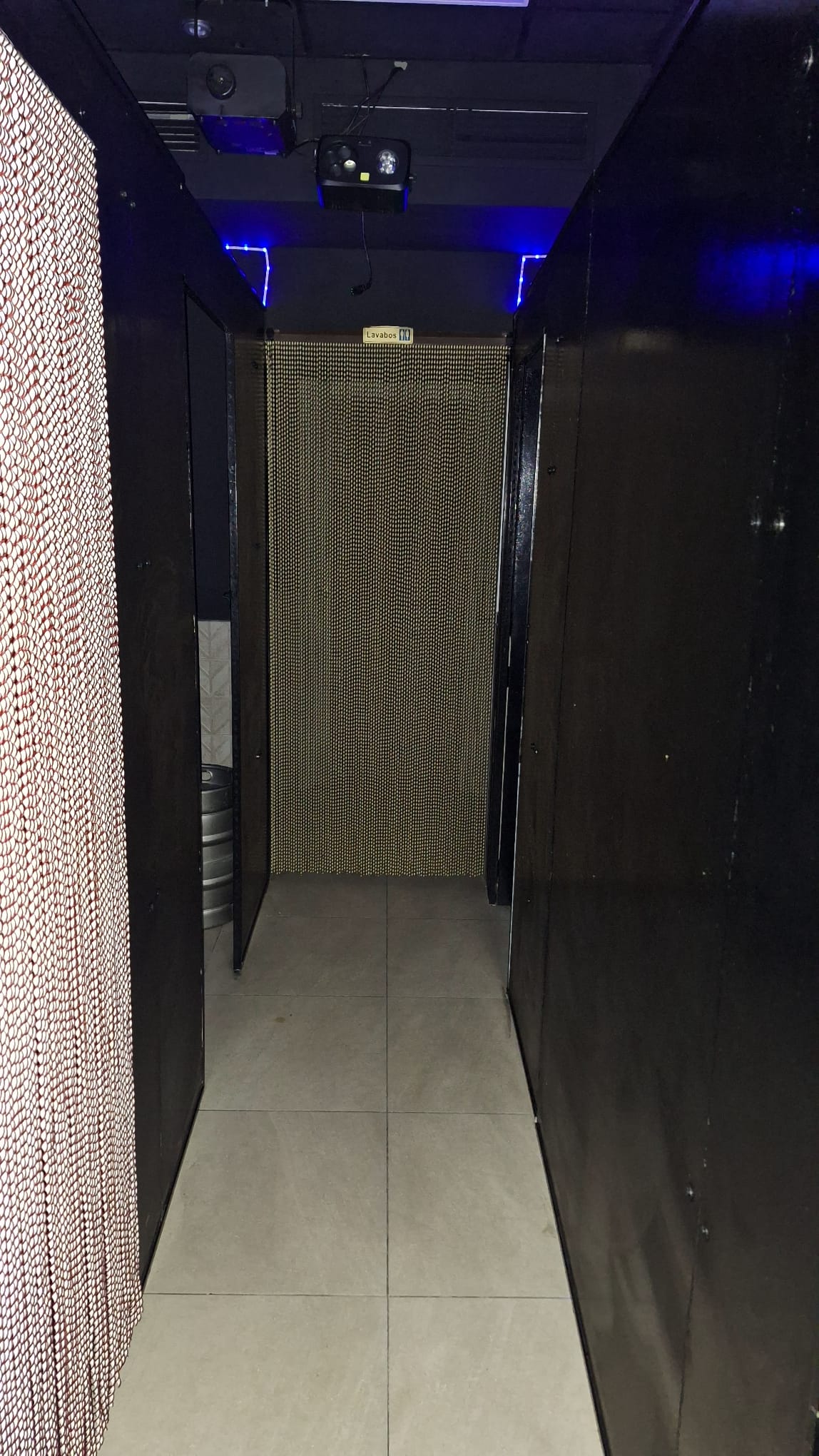 Pasillo interior HADES Club
